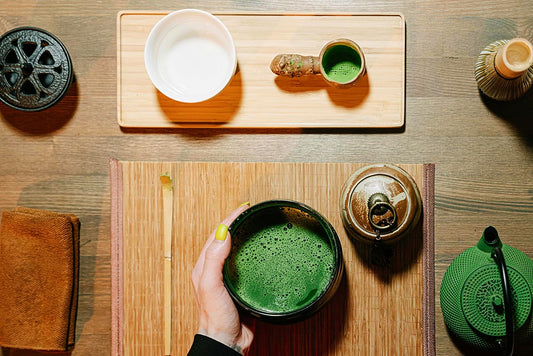 Foto die laat zien hoe matcha thee maken werkt