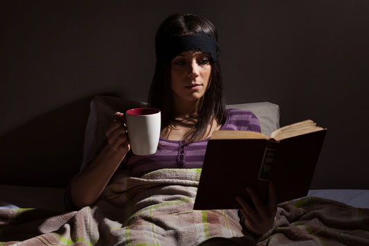 Vrouw die matcha drinkt voor het slapen gaan
