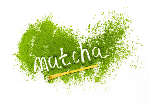 matcha geschreven in laag matcha poeder