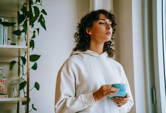Vrouw die zich de matcha voor en nadelen afvraagt