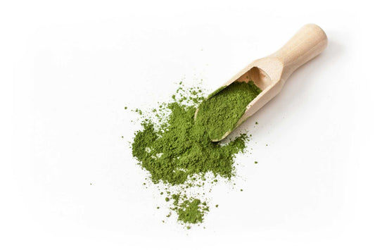 Foto van matcha met bamboelepel