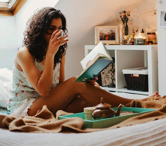 vrouw die laat zien hoe matcha thee te drinken