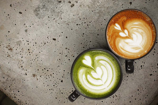 Is matcha koffie? Twee kopjes naast elkaar