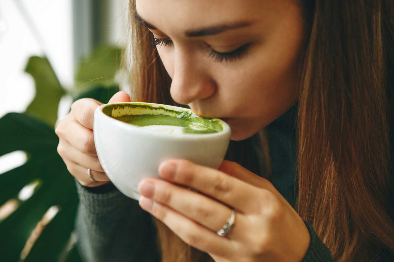 Vrouw die Uji matcha drinkt