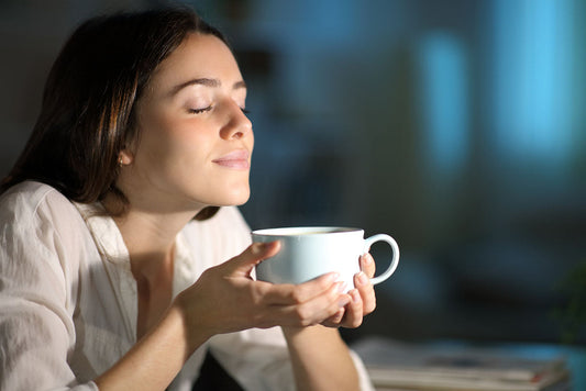 vrouw die matcha thee ruikt en proeft