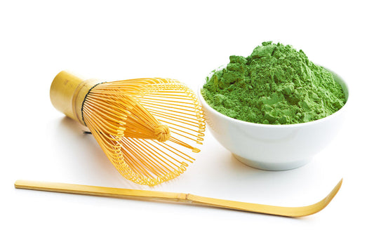 Foto met accessorises hoe matcha poeder te gebruiken