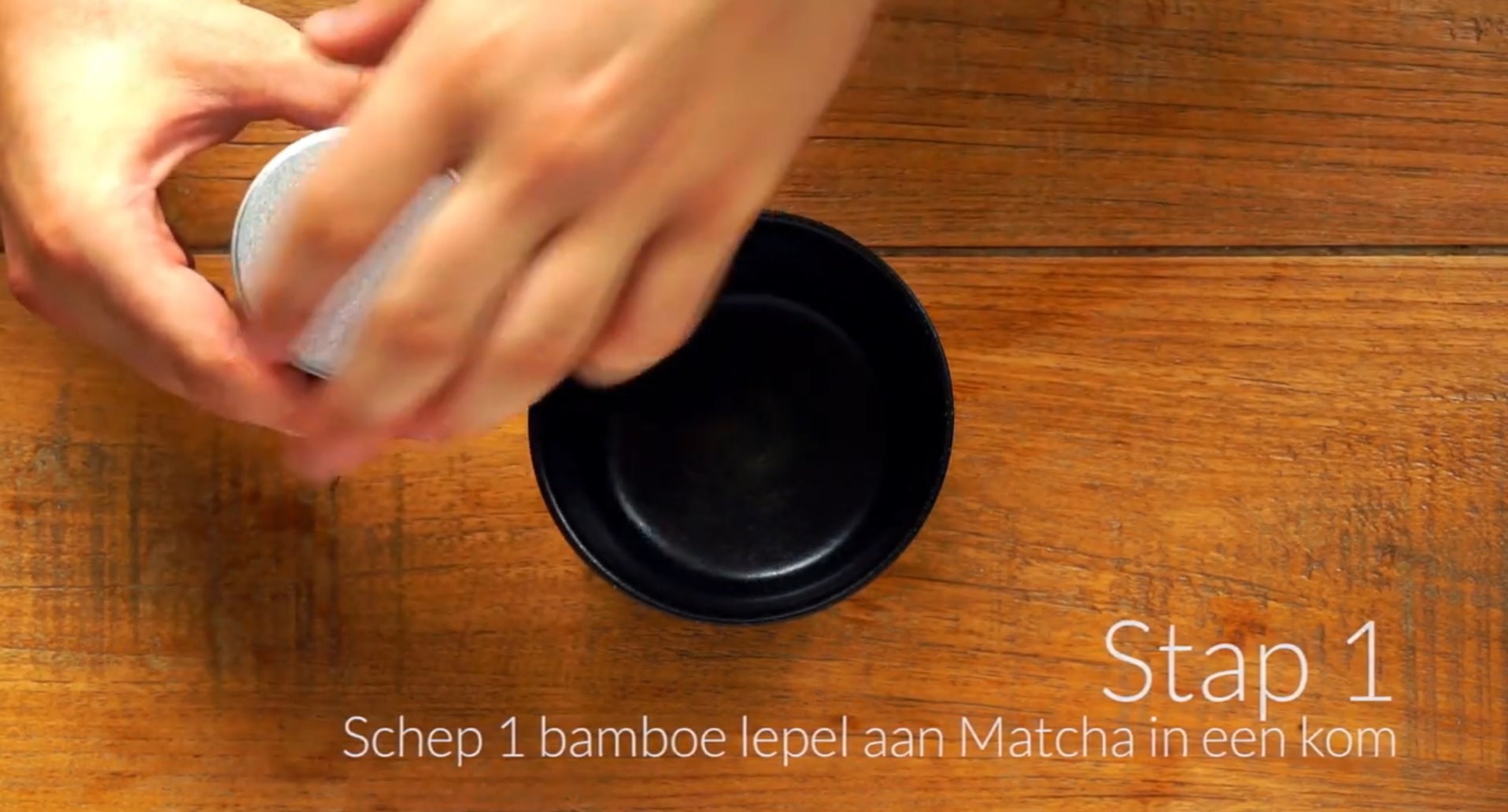 Video laden: Bereiding van traditionele matcha thee met Hey Matcha